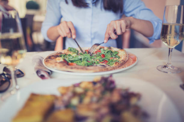 para jedząca pizzę - pizza pizzeria friendship people zdjęcia i obrazy z banku zdjęć