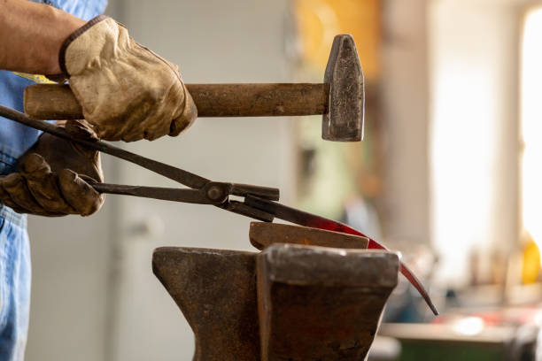 widok z bliska na podgrzewany metal i kowadło. kowal w procesie produkcji wyrobów metalowych ręcznie robionych w kuźni. kowal kucia metalu młotkiem. przemysł metalowy, stary zawód. - ambos zdjęcia i obrazy z banku zdjęć