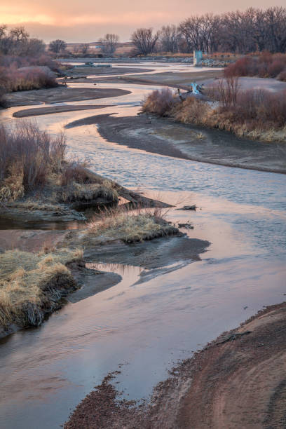 พระอาทิตย์ตกดินในฤดูหนาวเหนือแม่น้ําที่คดเคี้ยว - platte river ภาพสต็อก ภาพถ่ายและรูปภาพปลอดค่าลิขสิทธิ์