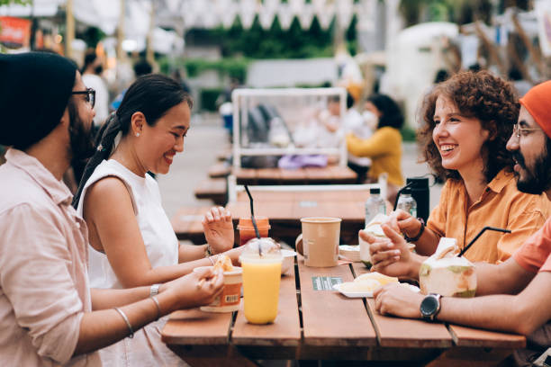 istock Friends Eating Outdoors 1400301587