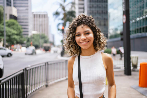 portret studenta na paulista avenue w sao paulo, brazylia - female mobility blank teenage girls zdjęcia i obrazy z banku zdjęć