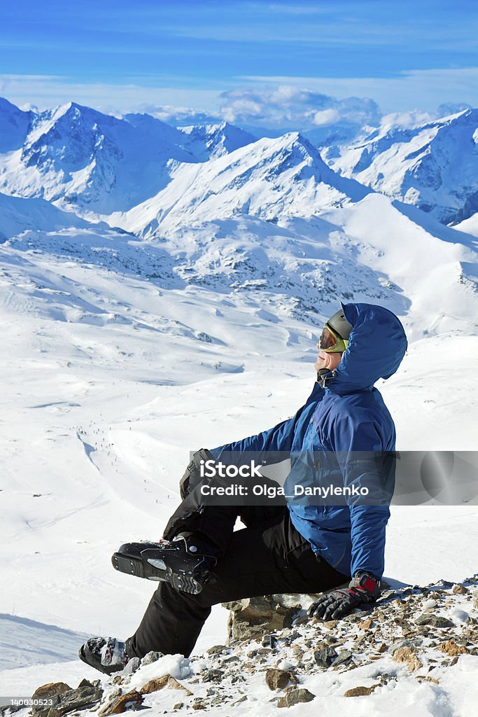 Uomo godendo la vista in snowy mountains - Foto stock royalty-free di Abbigliamento da sci