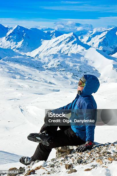 Człowieka Ciesząc Się Widokiem Na Góry Śnieżne - zdjęcia stockowe i więcej obrazów Alpy - Alpy, Ciepła odzież, Czynność