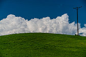 istock yeşil çayır, beyaz bulutlar ve mavi gökyüzü arka planı 1400307611