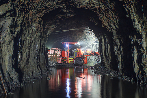 Equipos subterráneos. Vehículo de carga especial para minas y túneles. photo