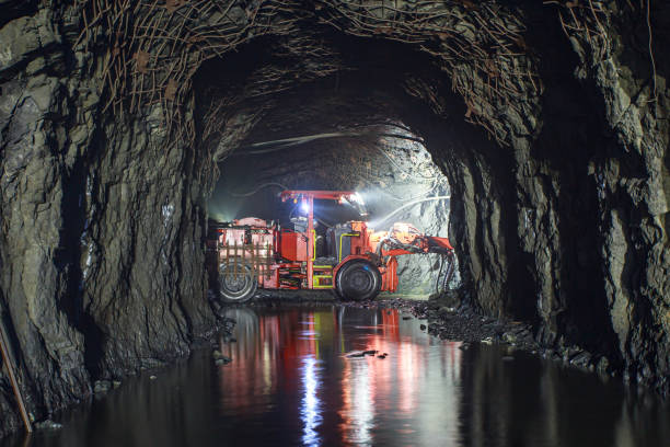 équipement souterrain. véhicule de chargement spécial pour mines et tunnels. - sous terre photos et images de collection