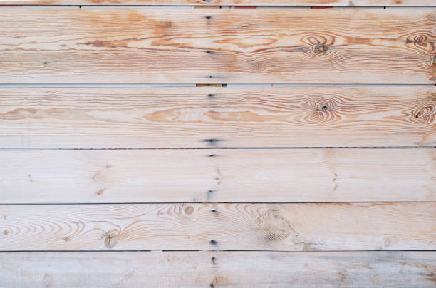 sfondo in legno di tavole di pino orizzontali ricoperte di nodi. - knotted wood plank wall abstract texture foto e immagini stock