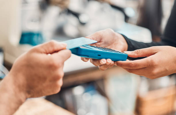 カフェや店舗の顧客からnfc技術を使用した非接触型クレジットカード支払いを受け入れる店員のクローズアップ。店での購入のためのキャッシュレス取引を処理するためにカードマシンリー� - credit card reader ストックフォトと画像