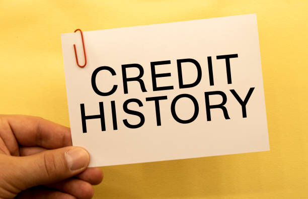 istock Credit History. text on white paper on wood table background 1400325174