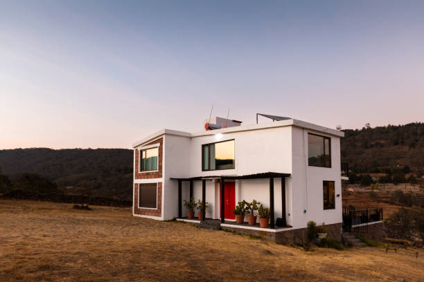 sustainable modern house - autarkie stockfoto's en -beelden