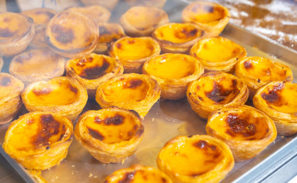 typische portugiesische süßspeise pasteis de nata - egg tart stock-fotos und bilder