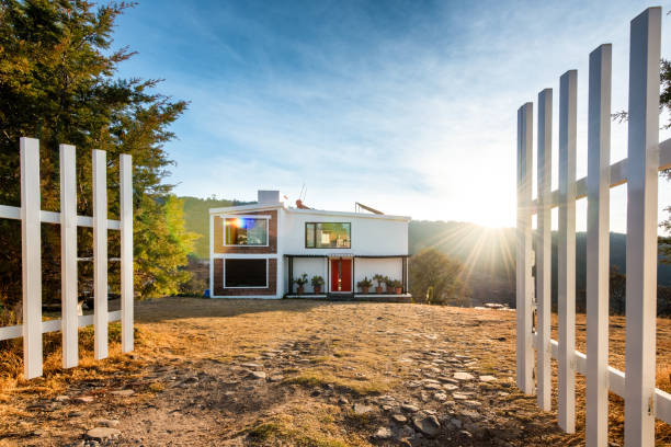 maison moderne durable - solar energy solar panel sun facade photos et images de collection