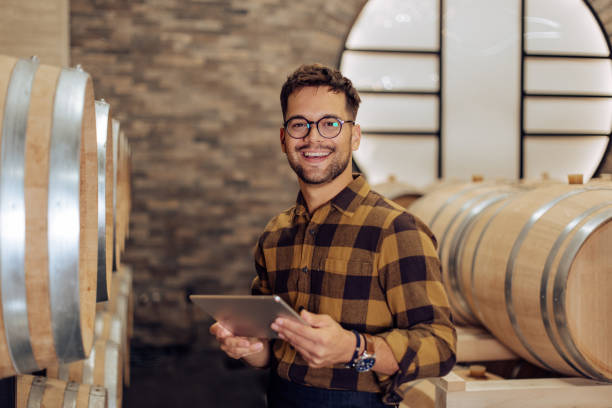 retrato de un emprendedor feliz que dirige el negocio en su bodega - winemaking vintner winery people fotografías e imágenes de stock