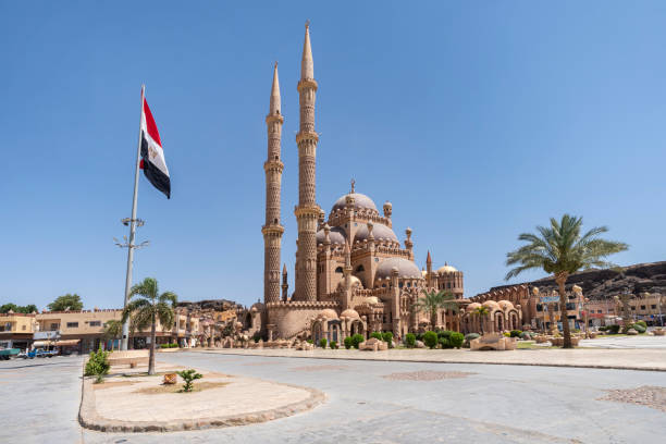 al mustafa mosque in old town of sharm el sheikh. square near the mosque. flag of egypt. - ancient arabic style arch architecture imagens e fotografias de stock