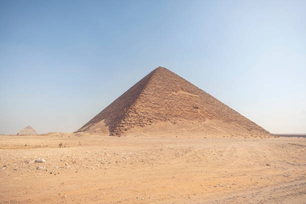 piramide rossa di dahshur con cielo blu a giza, egitto - snofru foto e immagini stock