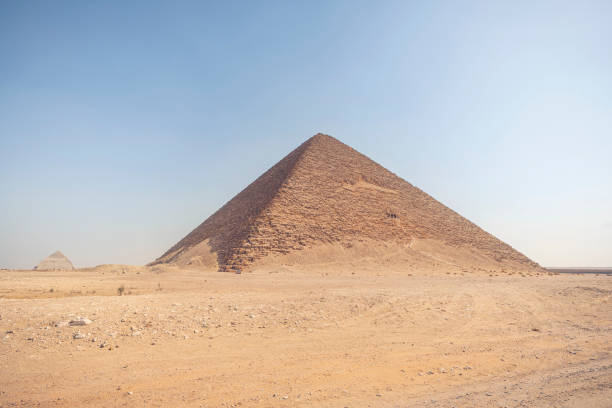 red pyramid of dahshur with blue sky in giza, egypt - pyramid of mycerinus pyramid great pyramid giza imagens e fotografias de stock