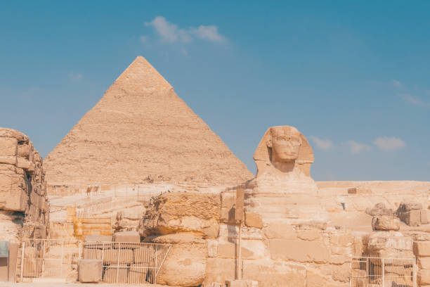 blick auf die große sphinx und die pyramiden in gizeh - khafre stock-fotos und bilder