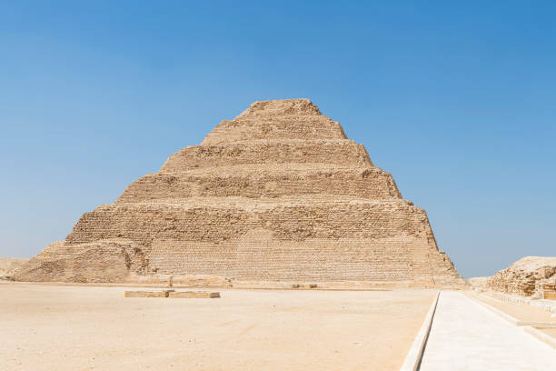 la plus ancienne pyramide à degrés d’égypte, conçue par imhotep pour le roi djéser, située à saqqarah, un ancien cimetière - saqqara egypt pyramid shape pyramid photos et images de collection