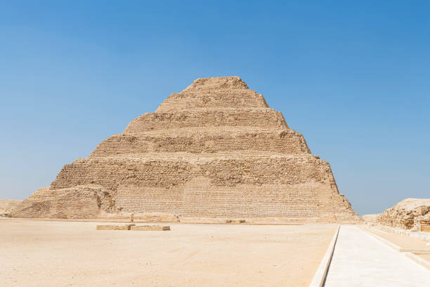 la più antica piramide a gradoni in piedi in egitto, progettata da imhotep per il re djoser, situata a saqqara, un antico cimitero - saqqara foto e immagini stock