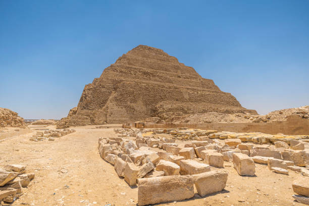 piramide a gradoni di djoser a saqqara, un resto archeologico nella necropoli di saqqara, egitto - saqqara foto e immagini stock