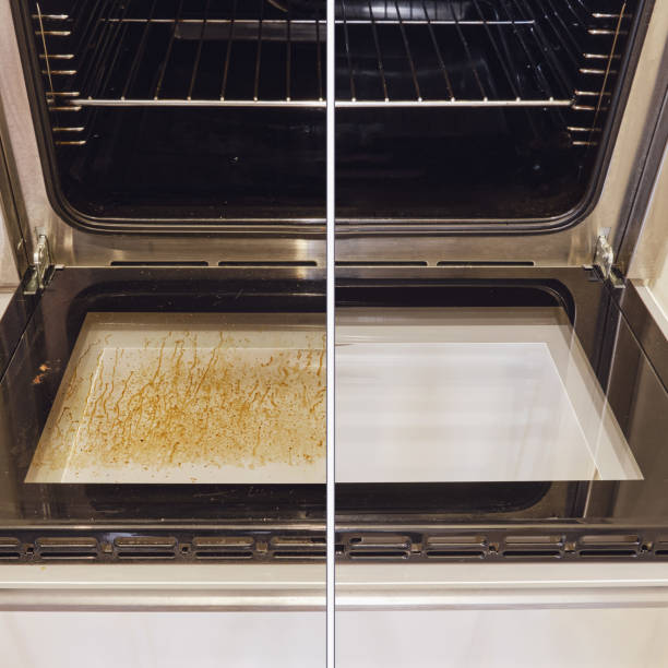 horno sucio y limpio, antes y después de limpiar y lavar el vidrio de la estufa. grasa lavada en la puerta de la ventana del horno, collage - antihigiénico fotografías e imágenes de stock