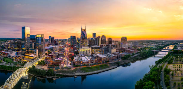 skyline di nashville con braodway e tramonto - cumberland river foto e immagini stock