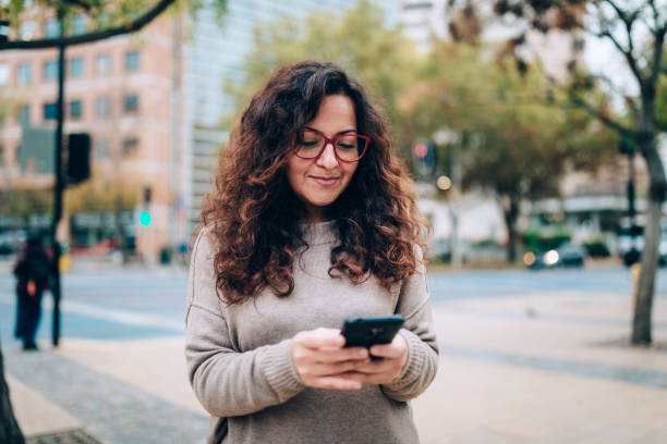 mujer chilena usa celular en las calles de santiago - chilean ethnicity fotografías e imágenes de stock