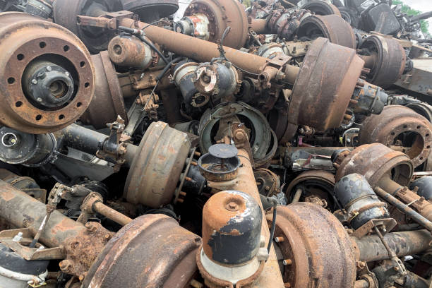 eje trasero de camiones de servicio pesado, repuestos de automóviles usados para reutilización, repuestos de vehículos dañados en depósito de chatarra o vertedero de automóviles. - axel fotografías e imágenes de stock