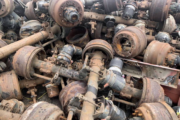 pile of old rusty truck axle for reusing, used automotive part for sale, old rear differential of truck, car rear axle on junk yard. - axel imagens e fotografias de stock