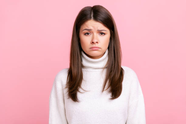 ritratto di infelice triste donna bruna guarda la macchina fotografica, esprime tristezza, essere sconvolto dalle cattive notizie. - one person people boredom isolated foto e immagini stock