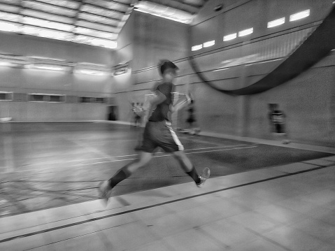 run as fast as lightning, photos while playing futsal where someone runs so fast that the camera catches it like a flash of lightning.