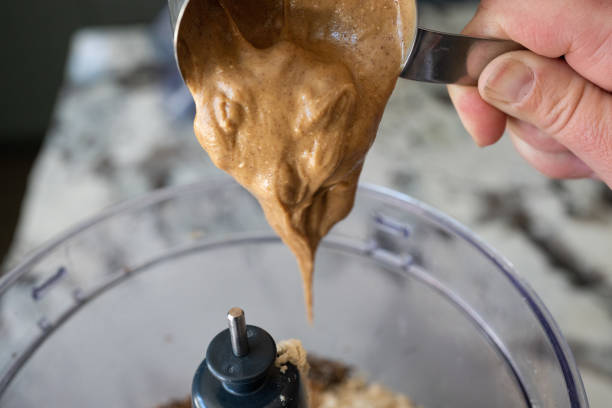 peanut butter being poured into blender - arachis hypogaea fotos imagens e fotografias de stock