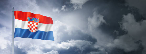 bandera croata en un cielo nublado - croatian flag fotografías e imágenes de stock