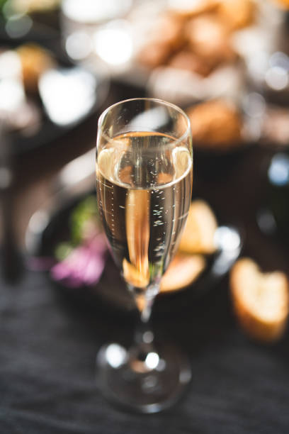 празднование с шампанским за ужином - luza стоковые фото и изображения
