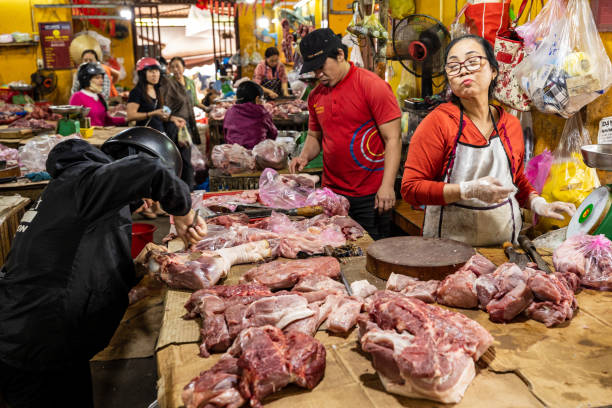 le marché de la viande de hoi an au vietnam, - butchers shop meatball raw beef photos et images de collection