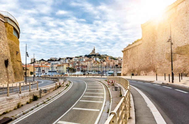 street in marseille with vieux port in the background - notre dame de la garde imagens e fotografias de stock