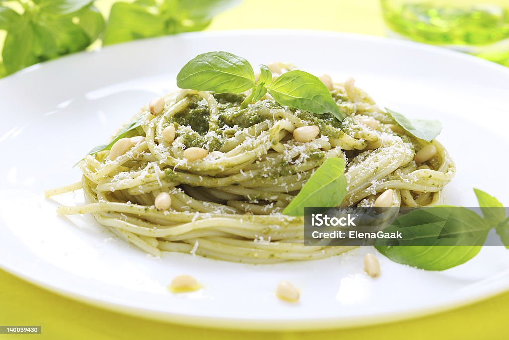 Massa com pesto e Manjericão fresco - Royalty-free Almoço Foto de stock