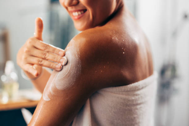 istock Anonymous Woman Applying Body Lotion 1400400412