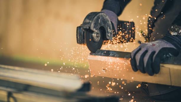 istock Worker cutting metal plank with circular saw close up 1400405023