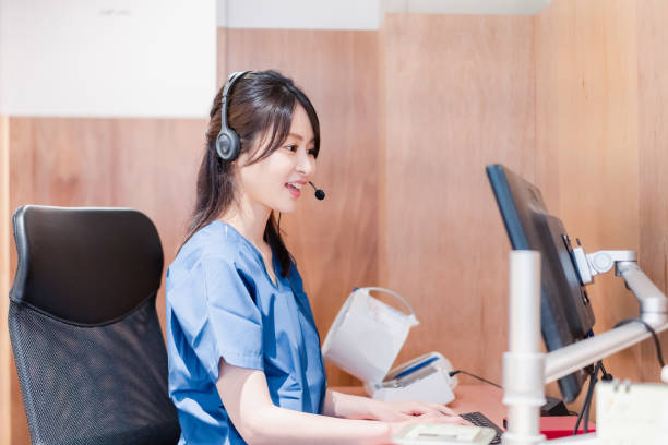 クリニックで遠隔診療を行う女性医師 - オンライン診療 ストックフォトと画像