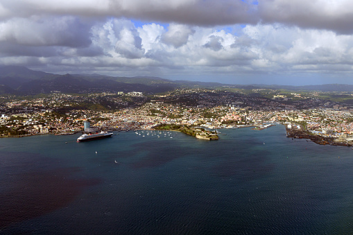 Fort-de-France, Martinique: general view of the city from Pointe Simon on the left to Pointe des Carrières on the right with cruise terminal and Saint Louis fort in between - Fort de France Bay (Flamands Bay, Banc Fort-Saint-Louis and Port de Plaisance) - Caribbean sea.