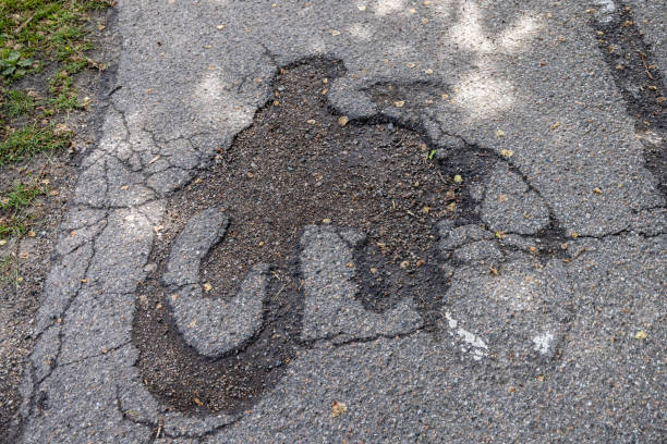 istock Old marking of a bicycle lane 1400411150