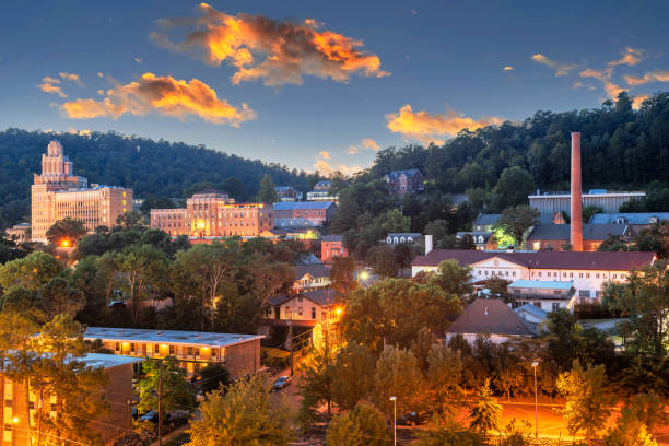 Hot Springs, Arkansas, USA Townscape Hot Springs, Arkansas, USA townscape at dusk in the mountains. arkansas stock pictures, royalty-free photos & images