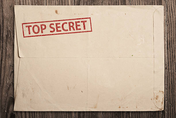 open top secret enveloppe sur une table. - top secret photos et images de collection