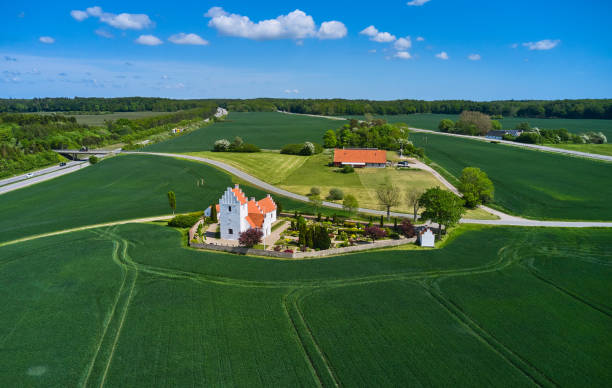 istock Countryside church 1400423081