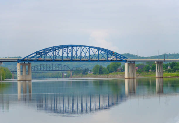 ponte di ferro sul fiume kanawha-charleston west virginia - kanawha foto e immagini stock