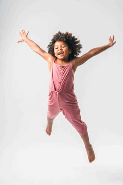 спортивная черная маленькая девочка прыгает высоко - african descent child little girls african ethnicity стоковые фото и изображения
