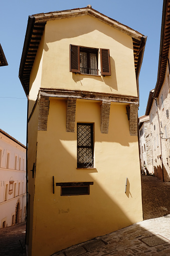 A very tight house in the middle of two alleys in Nocera (Umbria)