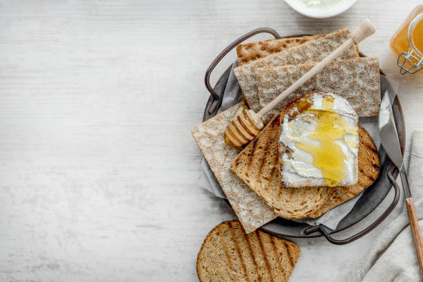 빵 토스트와 치즈 스프레드와 꿀을 곁들인 크래커 - crostini 뉴스 사진 이미지