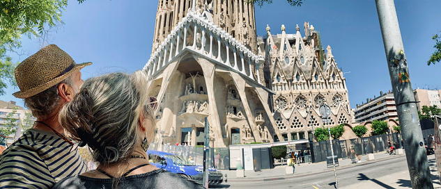 Couple admires the Sagrada Familia